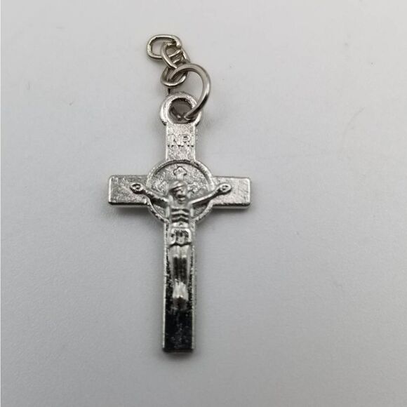 Silver crucifix cross pendant - Picture 2 of 2